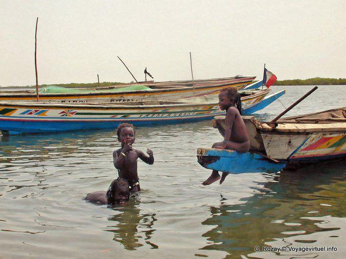 Las niñas se bañan en el río Sine Saloum - Senegal