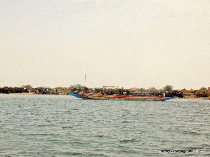 Colorido barco en el delta del Saloum - Senegal