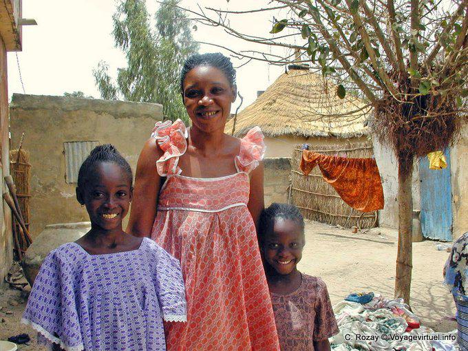 Niños sonrientes en el patio de la caja - Senegal