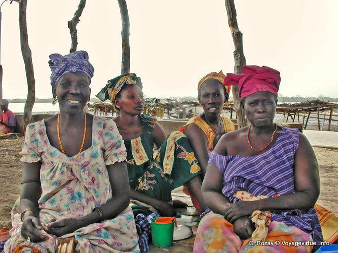 Mujeres Boubou cuadrados en una aldea en Sine-Saloum - Senegal