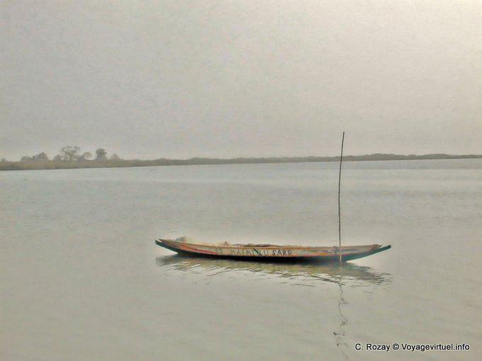 Barco amarrado a un poste en el Saloum - Senegal