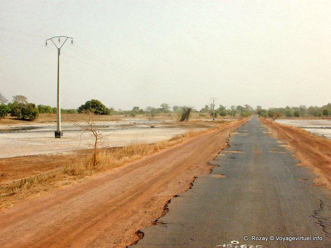 Carretera llena de baches entre la sal y de la tierra - Senegal