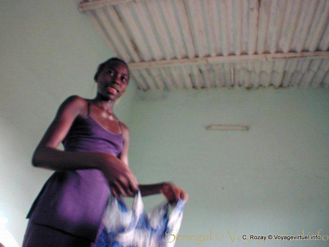 Instalación debajo de la chapa ondulada - Senegal