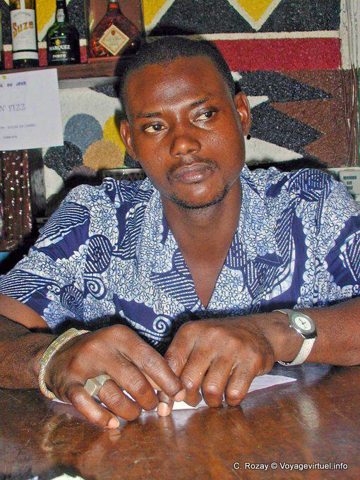 El camarero atento (hotel Foundiougne) - Senegal