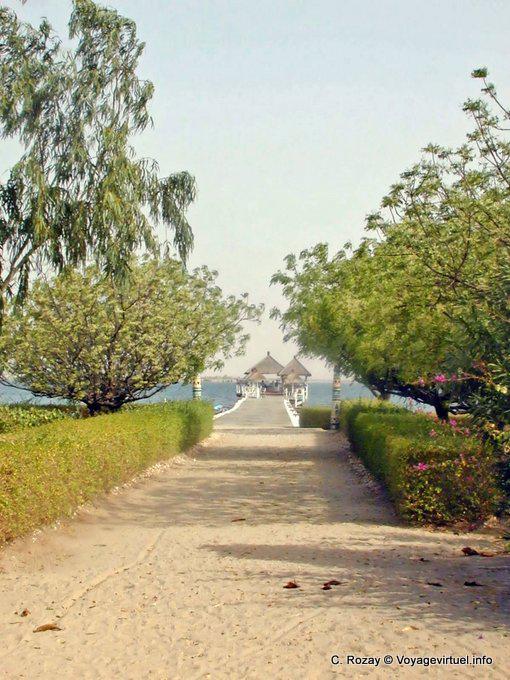 En el recinto exterior Foundiougne, frente al muelle - Senegal