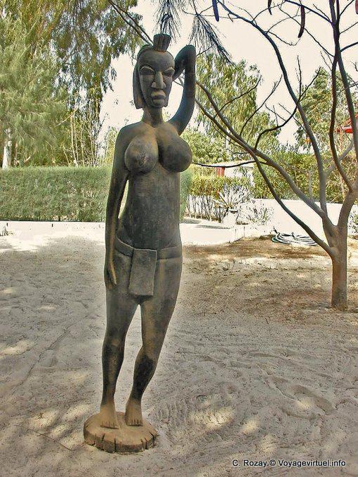 Estatua de la mujer en el jardín del hotel para Foundiougne - Senegal