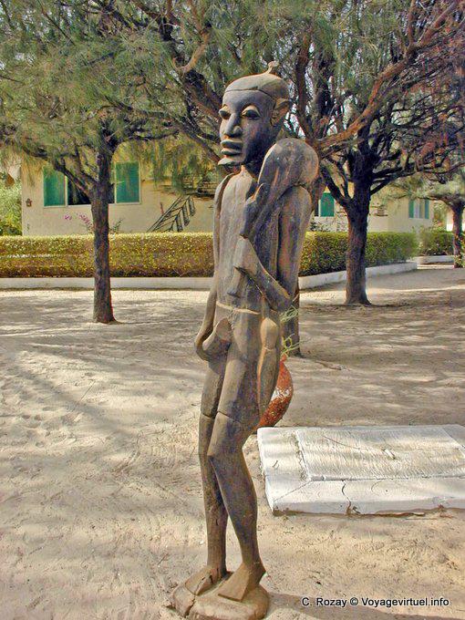 Caza Volver, una estatua en soporte de madera - Senegal