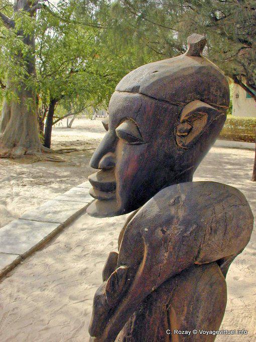 Estatua de madera con el juego en el hombro - Senegal