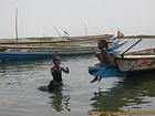 Las niñas se bañan en el río Sine Saloum, Senegal.