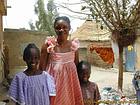 Niños sonrientes en el patio de la caja, Senegal.