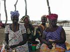Mujeres Boubou cuadrados en una aldea en Sine-Saloum, Senegal.