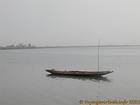 Barco amarrado a un poste en el Saloum, Senegal.