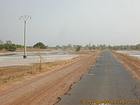 Carretera llena de baches entre la sal y de la tierra, Senegal.