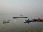 Barcos que se reclinan sobre el río calmaron, Sine-Saloum, Senegal.