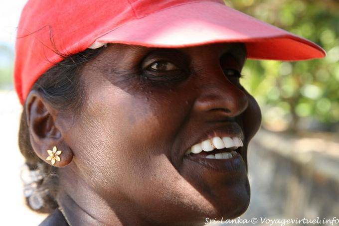 Flor en el oído del proveedor con gorra, Beruwela - Ceilan Sri Lanka