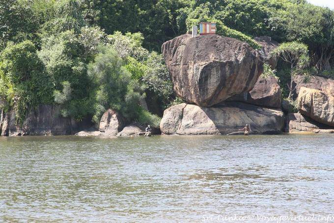 Templo de la roca, Bentota Ganga, Beruwela - Ceilan Sri Lanka