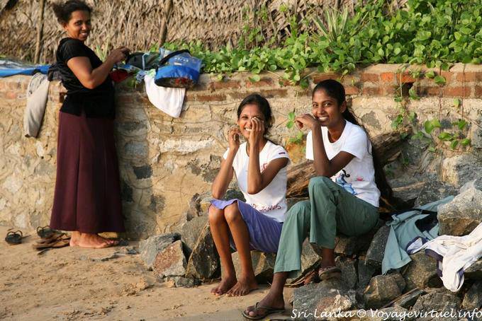Familia cingaleses hilarante en la playa, Beruwela - Ceilan Sri Lanka