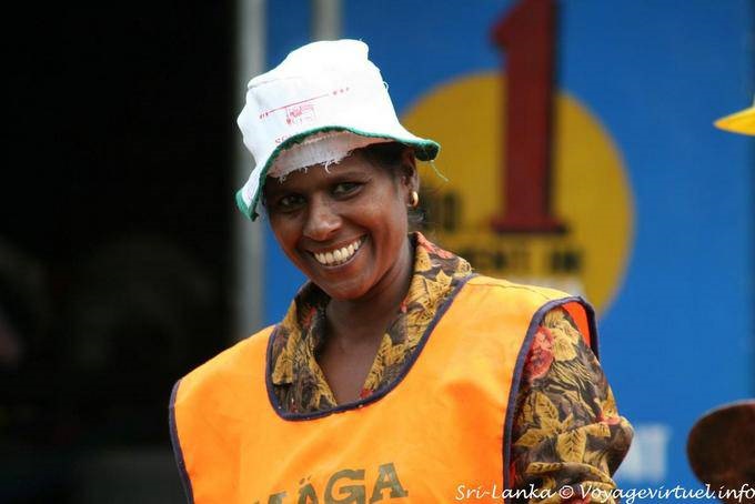 Mujer sonriente en el trabajo en la industria de la construcción - Ceilan Sri Lanka
