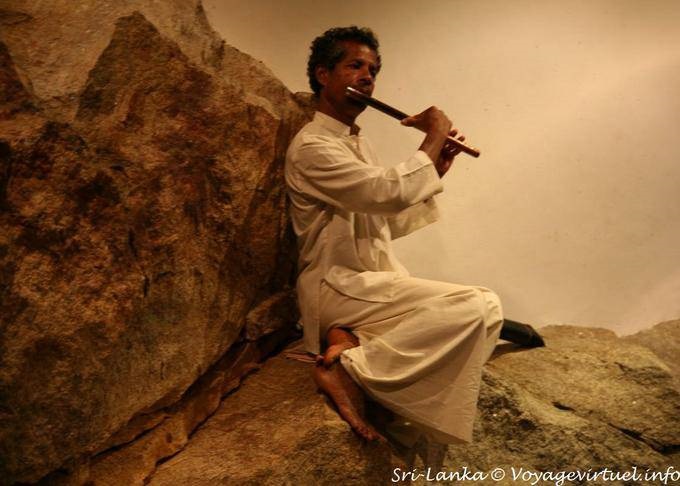 Jugador de flauta en la entrada del Hotel Heritance Kandalama - Ceilan Sri Lanka