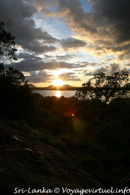 Puesta del sol entre las colinas, Kandalama, Dambulla - Ceilan Sri Lanka