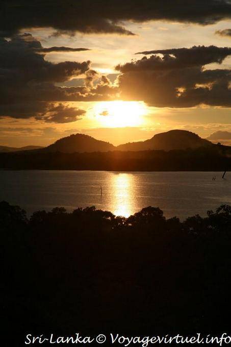 Puesta de sol en el lago visto desde el Heritance Kandalama Hotel, Dambulla - Ceilan Sri Lanka