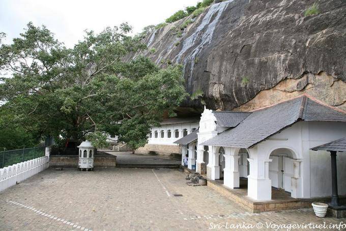 Bajo la roca, edificios Vihara Maha Raja, Dambulla - Ceilan Sri Lanka