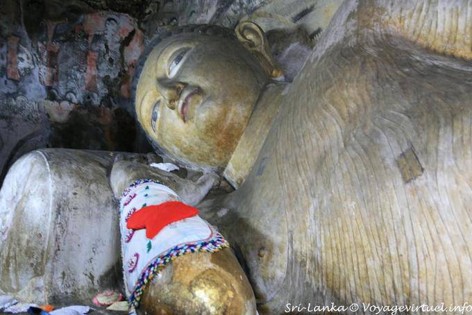 Buda acostado en la primera cueva, Devaraja lena, Dambulla Cave Temple - Ceilan Sri Lanka