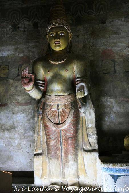 Estatua de madera de rey Valagamba, Golden Rock Temple, Dambulla - Ceilan Sri Lanka