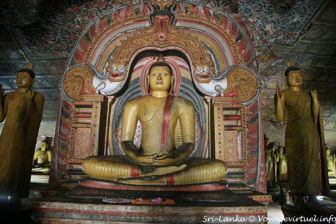 Buda bajo el arco del Dragón, Maha Viharaya Alut, Golden Rock Temple, Dambulla - Ceilan Sri Lanka