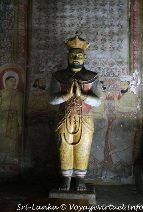 Estatua del rey Nissanka Malla, Maha Viharaya Alut, Golden Temple, Dambulla - Ceilan Sri Lanka