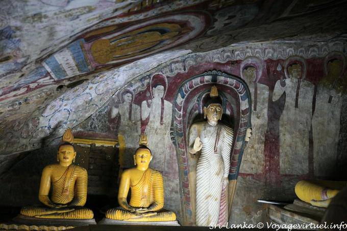 Pinturas y budas, Dentro Pacchima Viharaya, Golden Rock Temple, Dambulla - Ceilan Sri Lanka