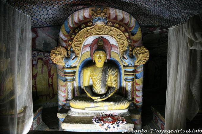 Figuras del dragón en Makara Torana, Pacchima Viharaya, Golden Temple, Dambulla - Ceilan Sri Lanka