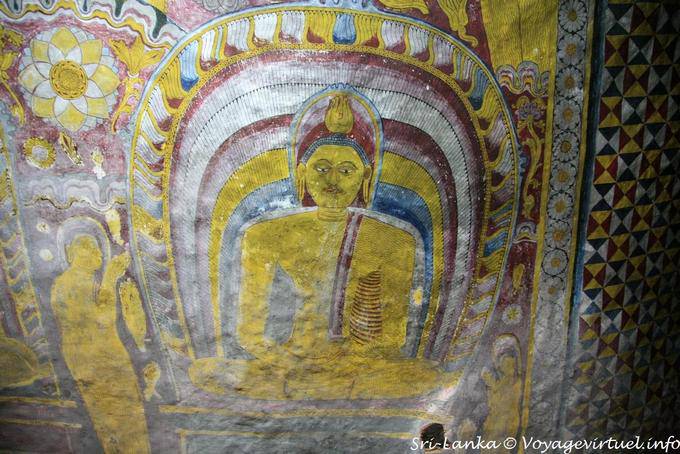 Techo roca pintada de una cueva-santuario, el templo de oro, Dambulla - Ceilan Sri Lanka