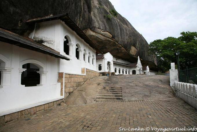 Vista del Templo Sitio de la roca de la cueva desde la terraza de la cueva No. 5, Dambulla - Ceilan Sri Lanka