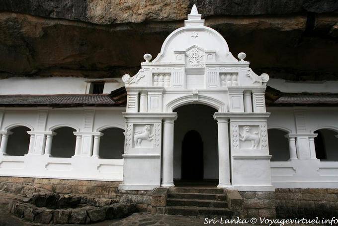 Fachada de una entrada de la cueva de los leones esculpidos, el Templo de la Roca de Oro, Dambulla - Ceilan Sri Lanka