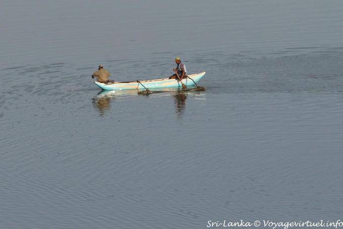 Los pescadores de embarcación tradicional, lago Kandalama, Dambulla - Ceilan Sri Lanka