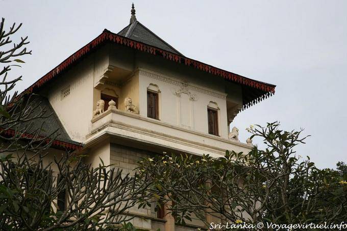 Casa con esculturas de leones en el balcón, Kandy - Ceilan Sri Lanka