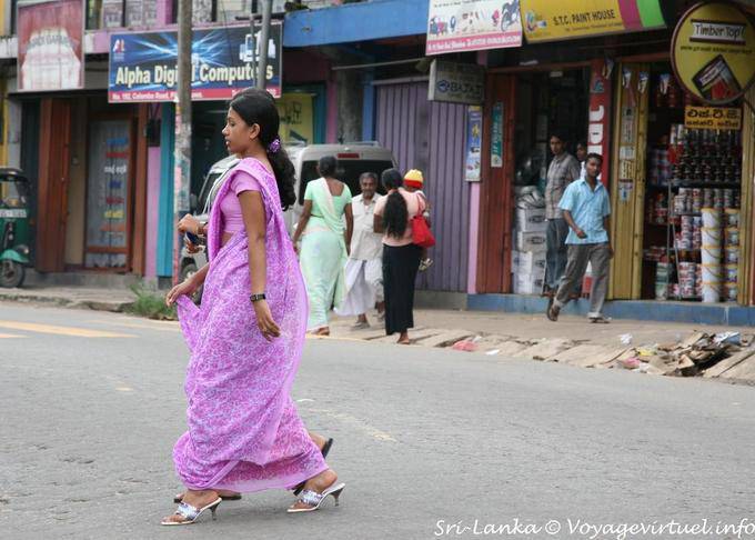 Mujer en sari y tacones altos en una calle de Kandy - Ceilan Sri Lanka