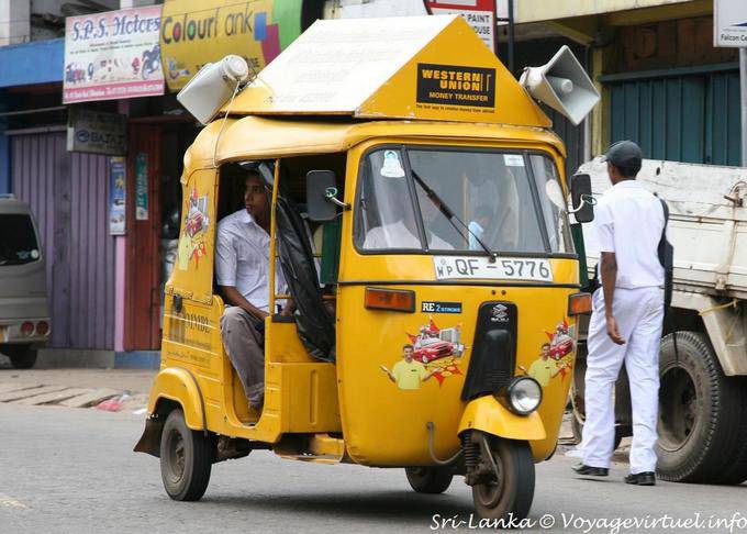 Vespa o amarillo vespa basada en tuktuk, Kandy - Ceilan Sri Lanka