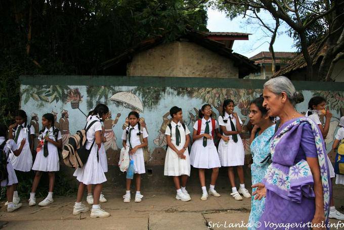 Chicas de uniforme a la salida de la escuela, Kandy - Ceilan Sri Lanka