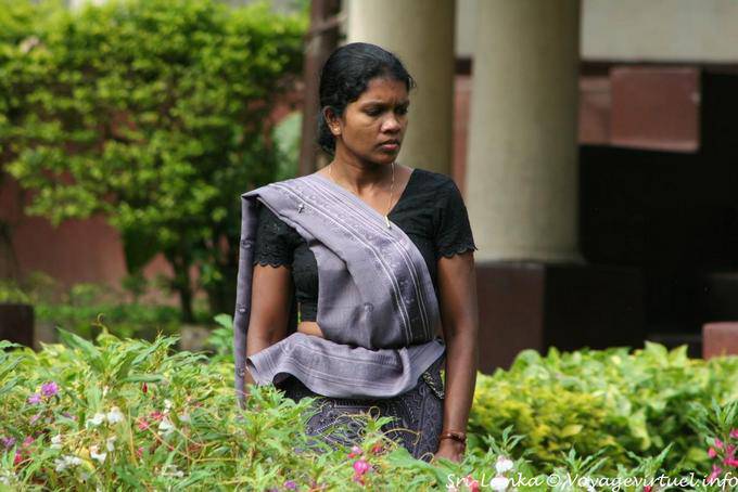 Mujer joven en sari de color gris en un jardín, Kandy - Ceilan Sri Lanka