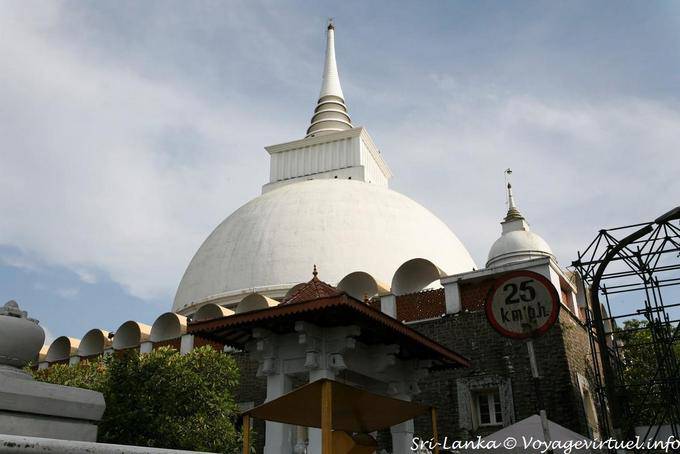 Stupa, o Dagoba blanco, Kandy - Ceilan Sri Lanka