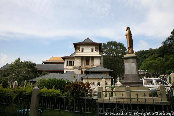 Estatua en frente del Palacio Nuevo, Kandy - Ceilan Sri Lanka
