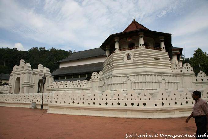 Patthirippua Mahawahalkada y el Templo del Diente Sagrado, Kandy - Ceilan Sri Lanka