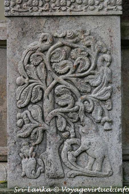 Elefante atacar a un árbol estilizado, bajorrelieve, Dalada Maligawa, Kandy - Ceilan Sri Lanka