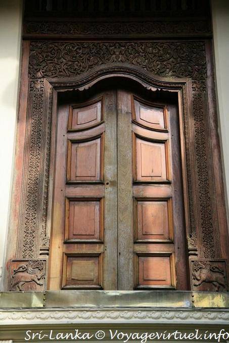 Entourage exterior de la puerta finamente tallado, templo del diente, Kandy - Ceilan Sri Lanka