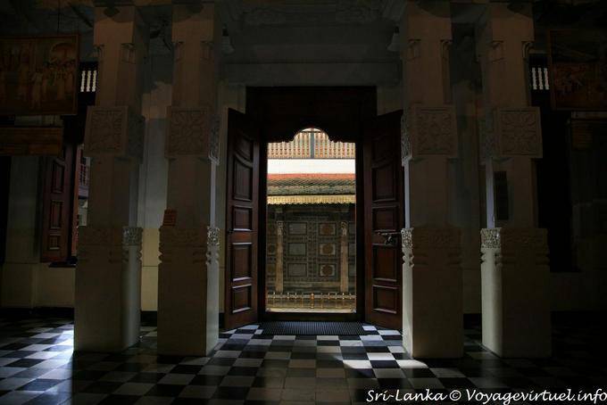 Columnas y puerta de salida del nuevo templo, Dalada Maligawa, Kandy - Ceilan Sri Lanka
