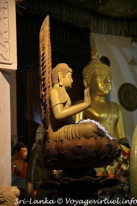 Buda en el asiento de la flor de loto y la carpeta de la serpiente, Templo Nuevo, Dalada Maligawa, Kandy - Ceilan Sri Lanka