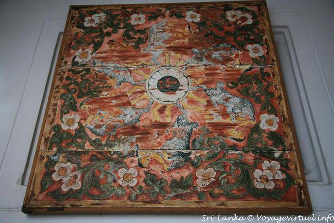 Floral y la batalla contra un carnívoro, mesa, Templo del diente, Kandy - Ceilan Sri Lanka