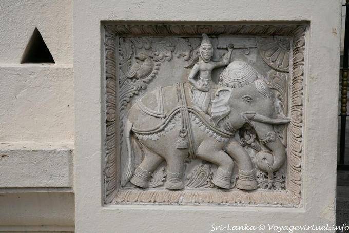 Rey sobre elefante escultura de una entrada de la calle lateral a la ciudad sagrada de Kandy - Ceilan Sri Lanka